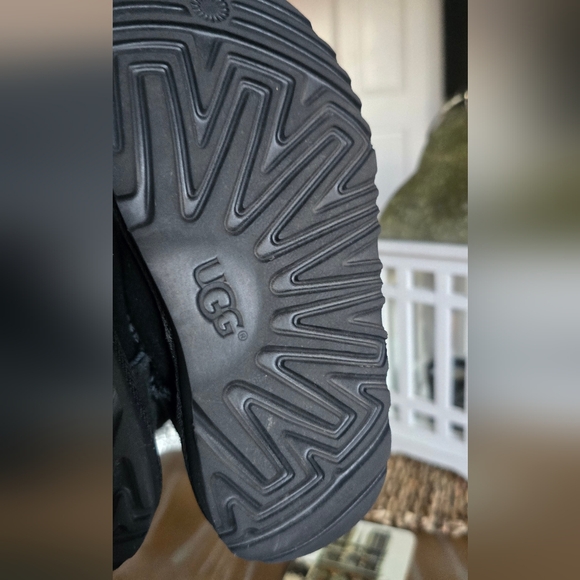 UGG - Picture 11 of 17
